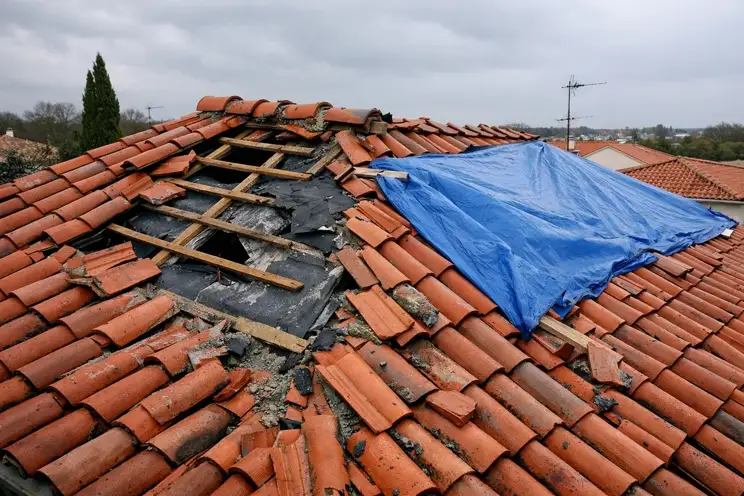 Avant - Réparation toiture — Lagord